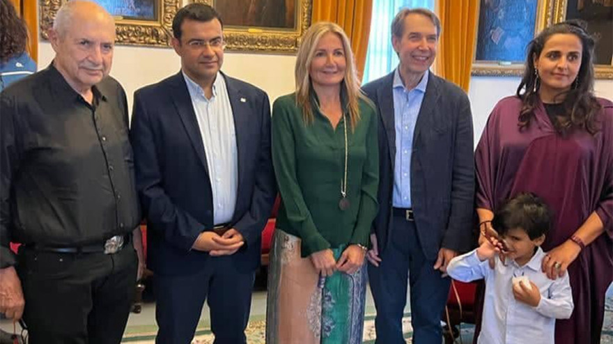 Σε καλό δρόμο το αίτημα του δημάρχου Ύδρας για την παραμονή του έργου του Τζεφ Κουνς για πάντα στο Νησί της Επανάστασης