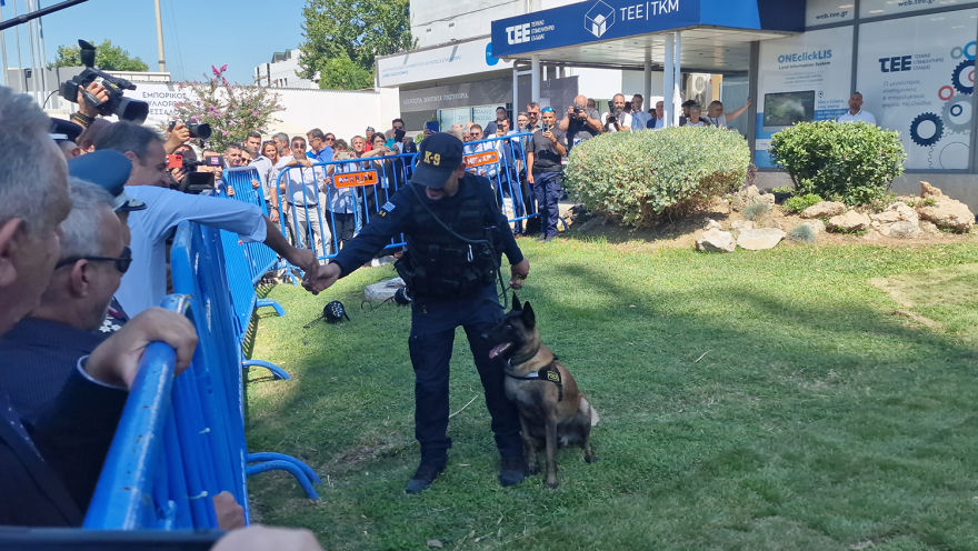 ΔΕΘ: Εντυπωσιακή επίδειξη των «κομάντος» με «λεωφορειοπειρατεία» και κρότου λάμψης