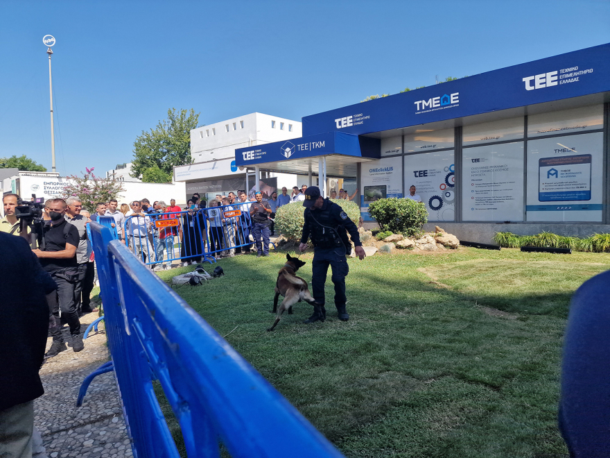 ΔΕΘ: Εντυπωσιακή επίδειξη των «κομάντος» με «λεωφορειοπειρατεία» και κρότου λάμψης