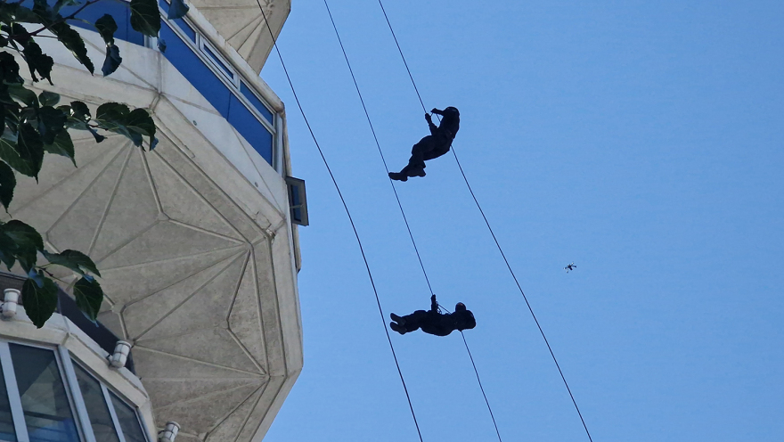 ΔΕΘ: Εντυπωσιακή επίδειξη των «κομάντος» με «λεωφορειοπειρατεία» και κρότου λάμψης