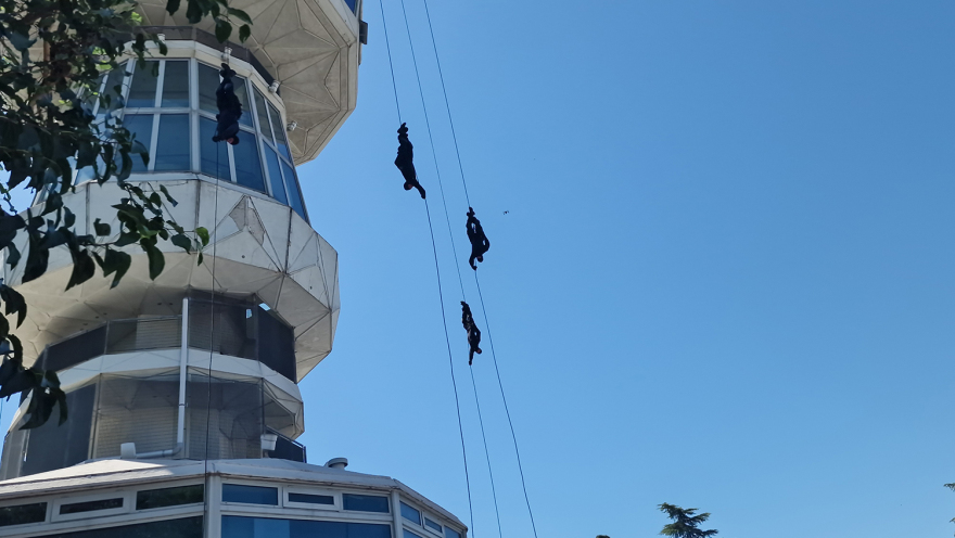 ΔΕΘ: Εντυπωσιακή επίδειξη των «κομάντος» με «λεωφορειοπειρατεία» και κρότου λάμψης