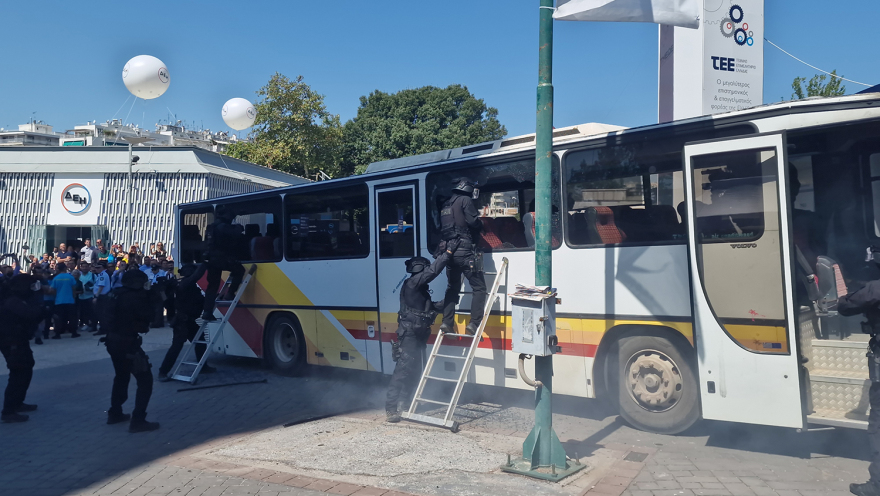 ΔΕΘ: Εντυπωσιακή επίδειξη των «κομάντος» με «λεωφορειοπειρατεία» και κρότου λάμψης