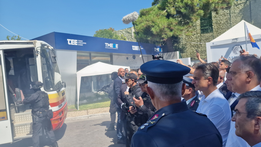 ΔΕΘ: Εντυπωσιακή επίδειξη των «κομάντος» με «λεωφορειοπειρατεία» και κρότου λάμψης