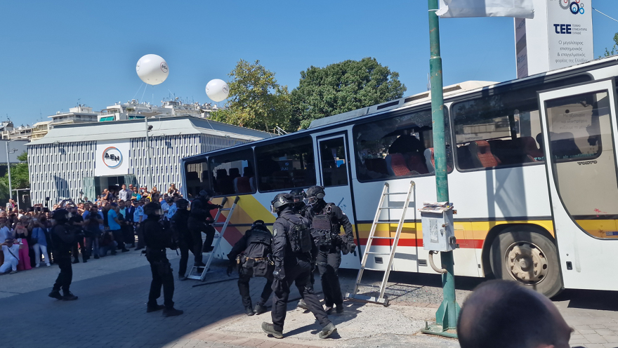 ΔΕΘ: Εντυπωσιακή επίδειξη των «κομάντος» με «λεωφορειοπειρατεία» και κρότου λάμψης