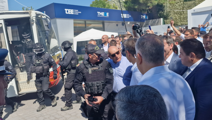 ΔΕΘ: Εντυπωσιακή επίδειξη των «κομάντος» με «λεωφορειοπειρατεία» και κρότου λάμψης