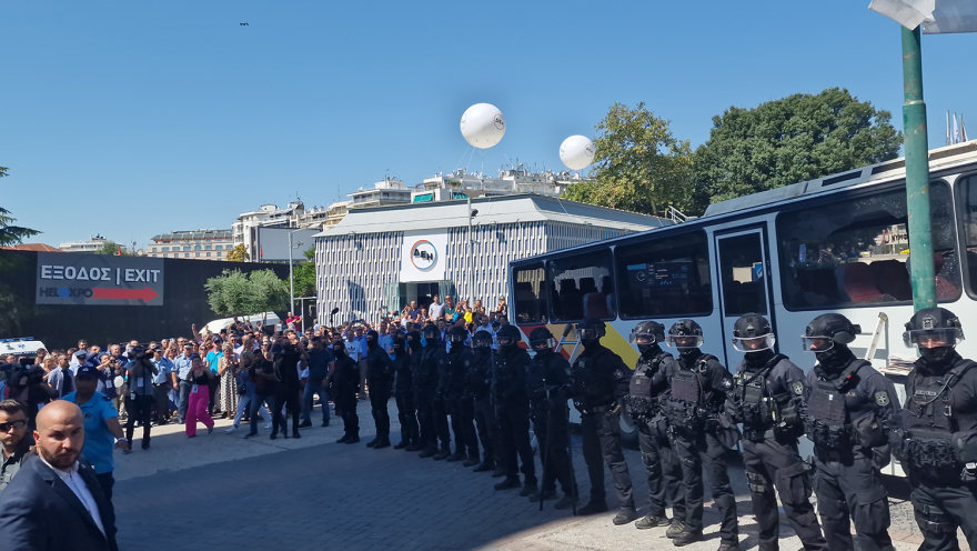 ΔΕΘ: Εντυπωσιακή επίδειξη των «κομάντος» με «λεωφορειοπειρατεία» και κρότου λάμψης