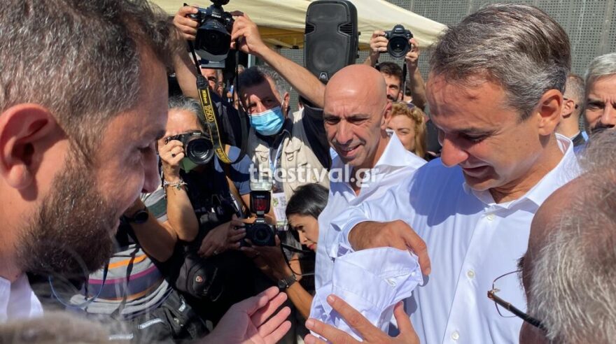 ΔΕΘ: Μια στολή μαγειρικής δώρο για τον Κυριάκο Μητσοτάκη - «Δεν σκαμπάζω από αυτά» παραδέχθηκε (βίντεο)