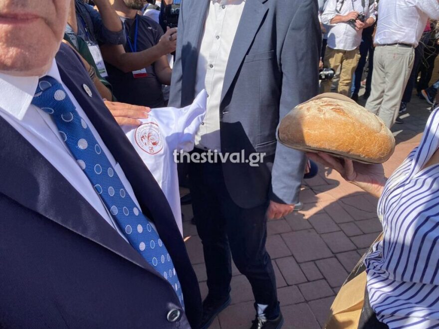 ΔΕΘ: Μια στολή μαγειρικής δώρο για τον Κυριάκο Μητσοτάκη - «Δεν σκαμπάζω από αυτά» παραδέχθηκε (βίντεο)