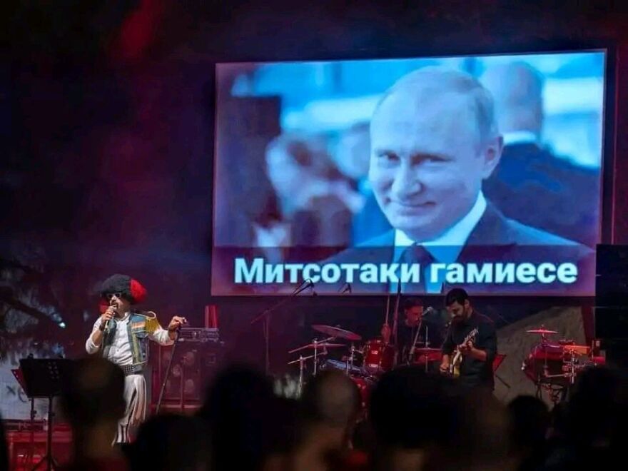 ΝΔ: Ο επίσημος ΣΥΡΙΖΑ πίσω από τα χυδαία συνθήματα του διαδικτύου