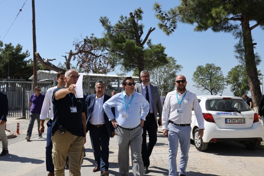 Eπίσκεψη Μηταράκη στη δομή φιλοξενίας μεταναστών στα Διαβατά