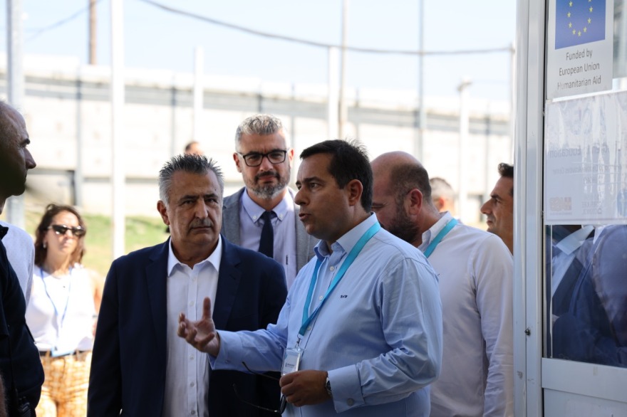 Eπίσκεψη Μηταράκη στη δομή φιλοξενίας μεταναστών στα Διαβατά