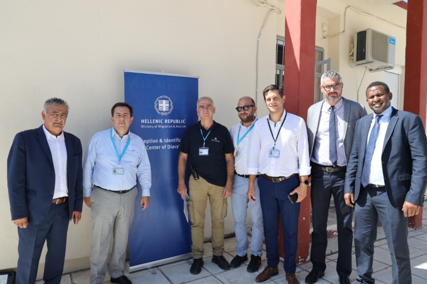 Eπίσκεψη Μηταράκη στη δομή φιλοξενίας μεταναστών στα Διαβατά