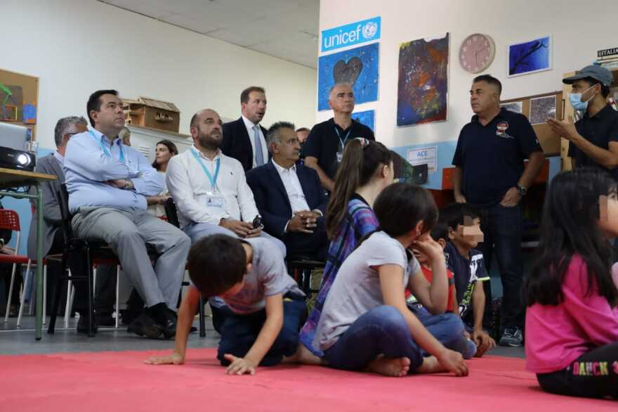 Eπίσκεψη Μηταράκη στη δομή φιλοξενίας μεταναστών στα Διαβατά