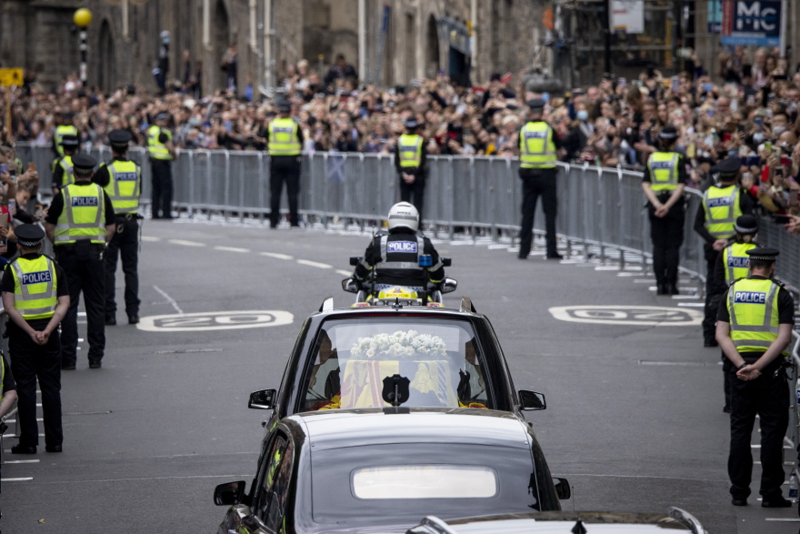 Βασίλισσα Ελισάβετ: Από τη Σκωτία ξεκινά το λαϊκό προσκύνημα - Σήμερα η πρώτη ομιλία από τον Κάρολο στη Βουλή