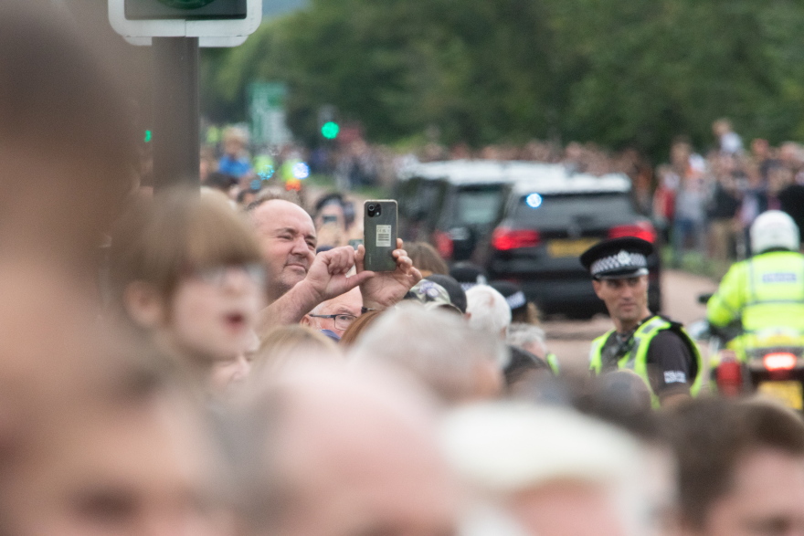  Στο παλάτι του Χόλιρουντχαουζ η σορός της βασίλισσας Ελισάβετ - Χιλιάδες Βρετανοί στους δρόμους