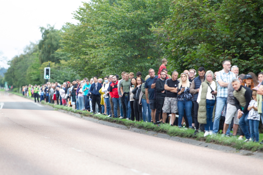  Στο παλάτι του Χόλιρουντχαουζ η σορός της βασίλισσας Ελισάβετ - Χιλιάδες Βρετανοί στους δρόμους