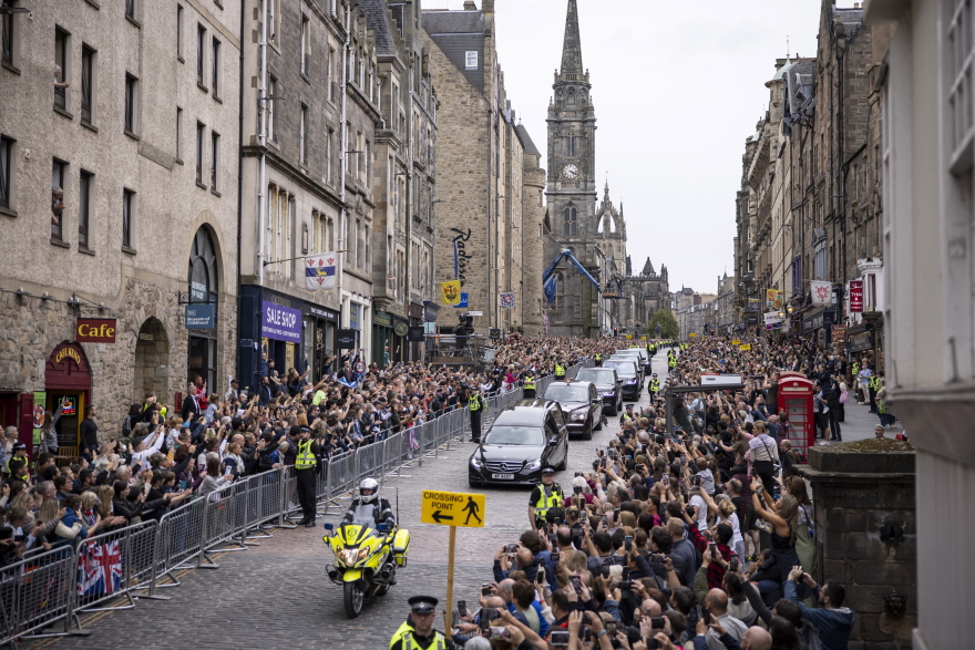 Βασίλισσα Ελισάβετ: Από τη Σκωτία ξεκινά το λαϊκό προσκύνημα - Σήμερα η πρώτη ομιλία από τον Κάρολο στη Βουλή