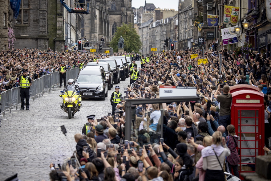 Βασίλισσα Ελισάβετ: Από τη Σκωτία ξεκινά το λαϊκό προσκύνημα - Σήμερα η πρώτη ομιλία από τον Κάρολο στη Βουλή