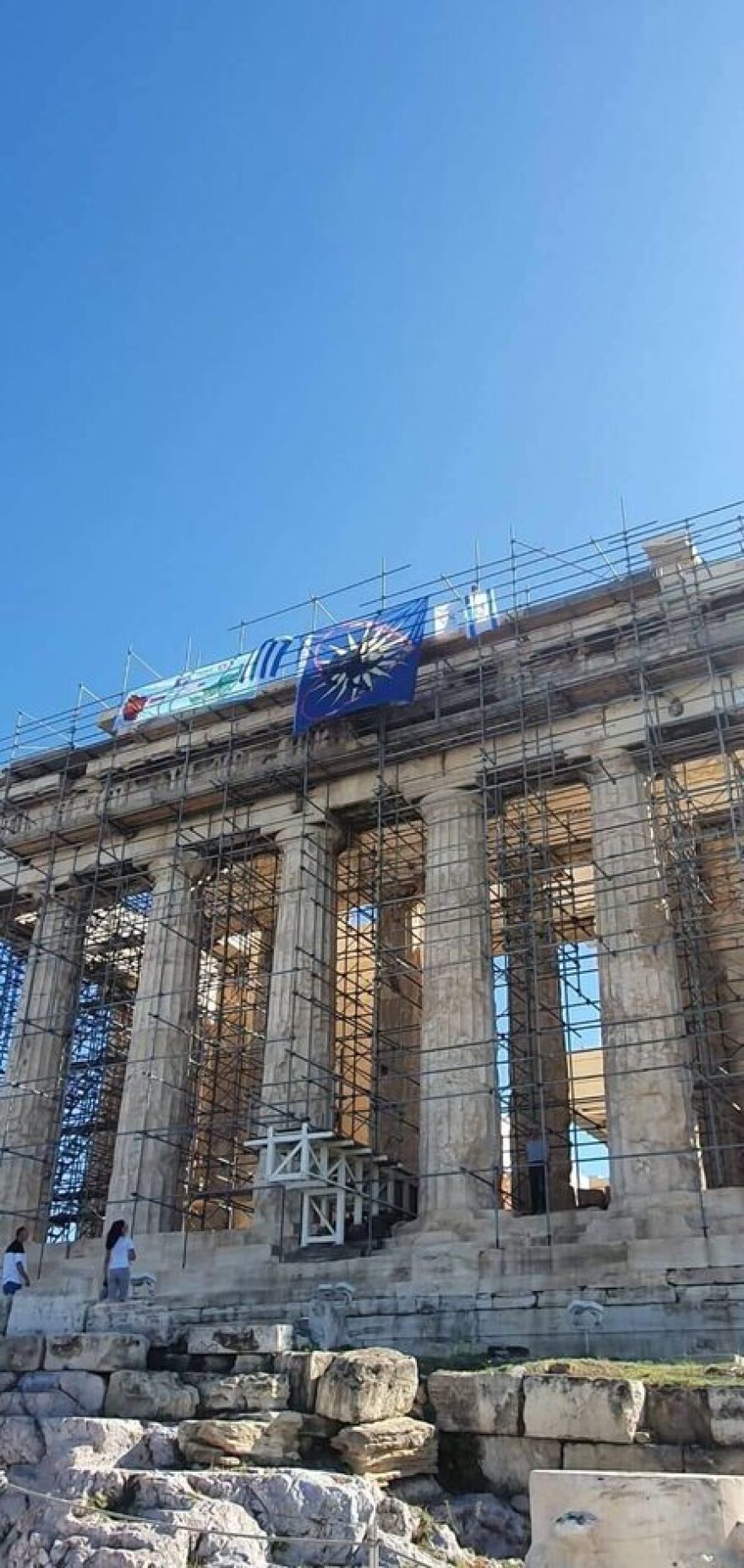 Κατέβηκε ο άνδρας που είχε ανέβει το μεσημέρι της Κυριακής στον Παρθενώνα