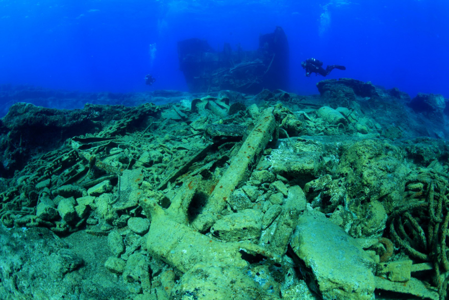 Εντυπωσιακές φωτογραφίες από «υποθαλάσσιο μουσείο» έξι ναυαγίων στην Κάρπαθο