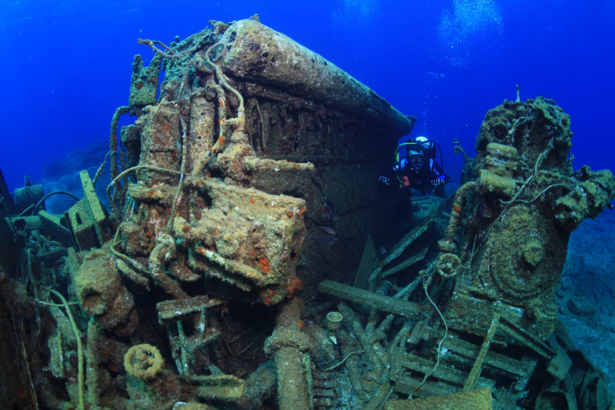 Εντυπωσιακές φωτογραφίες από «υποθαλάσσιο μουσείο» έξι ναυαγίων στην Κάρπαθο