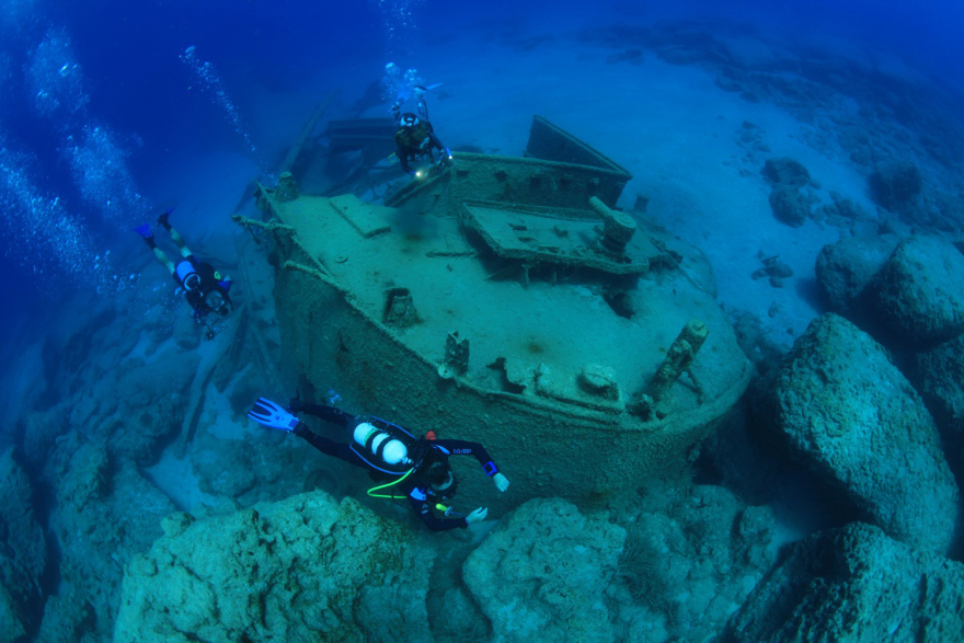 Εντυπωσιακές φωτογραφίες από «υποθαλάσσιο μουσείο» έξι ναυαγίων στην Κάρπαθο