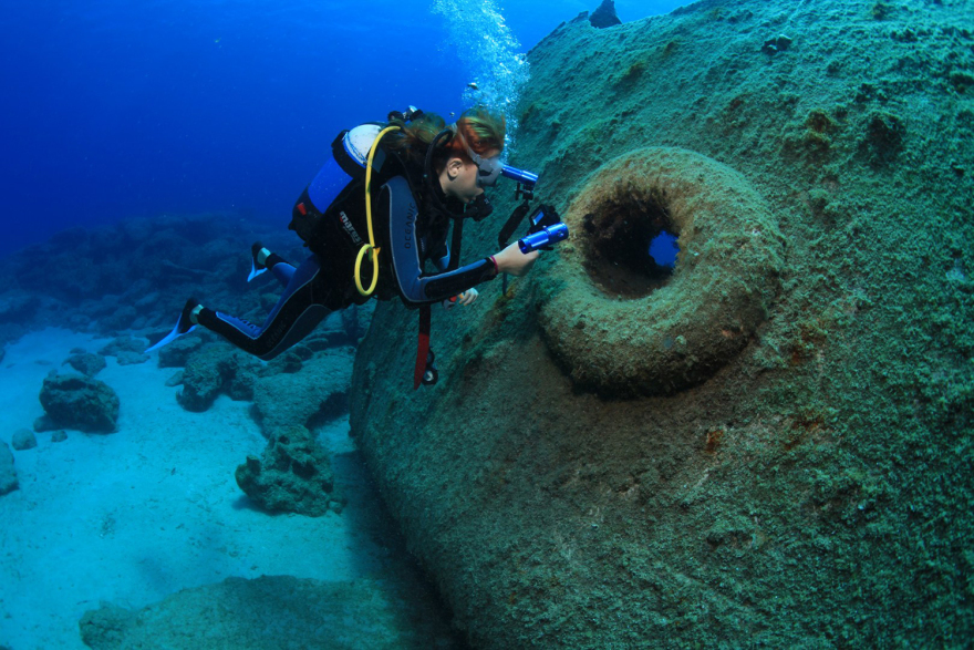 Εντυπωσιακές φωτογραφίες από «υποθαλάσσιο μουσείο» έξι ναυαγίων στην Κάρπαθο