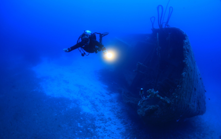 Εντυπωσιακές φωτογραφίες από «υποθαλάσσιο μουσείο» έξι ναυαγίων στην Κάρπαθο