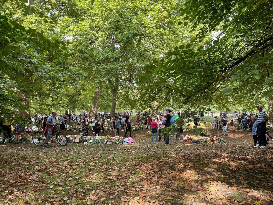Πέθανε η βασίλισσα Ελισάβετ: Ουρές χιλιομέτρων στο Μπάκιγχαμ - Την αποχαιρετούν με λουλούδια, γράμματα και κεριά
