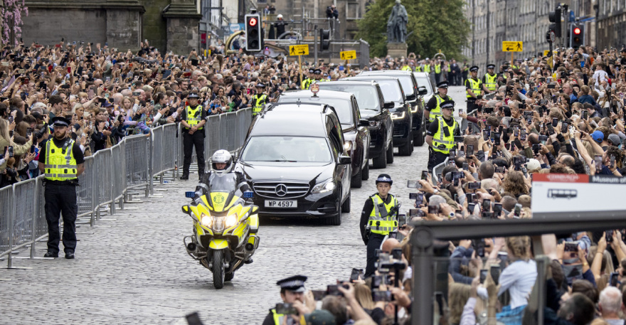 Βασίλισσα Ελισάβετ: Από τη Σκωτία ξεκινά το λαϊκό προσκύνημα - Σήμερα η πρώτη ομιλία από τον Κάρολο στη Βουλή