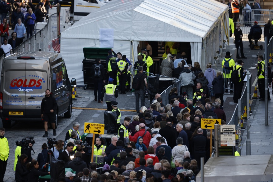 Ατελείωτες ουρές στο Εδιμβούργο - Χιλιάδες Βρετανοί περιμένουν υπομονετικά για να αποτίσουν φόρο τιμής στη βασίλισσα