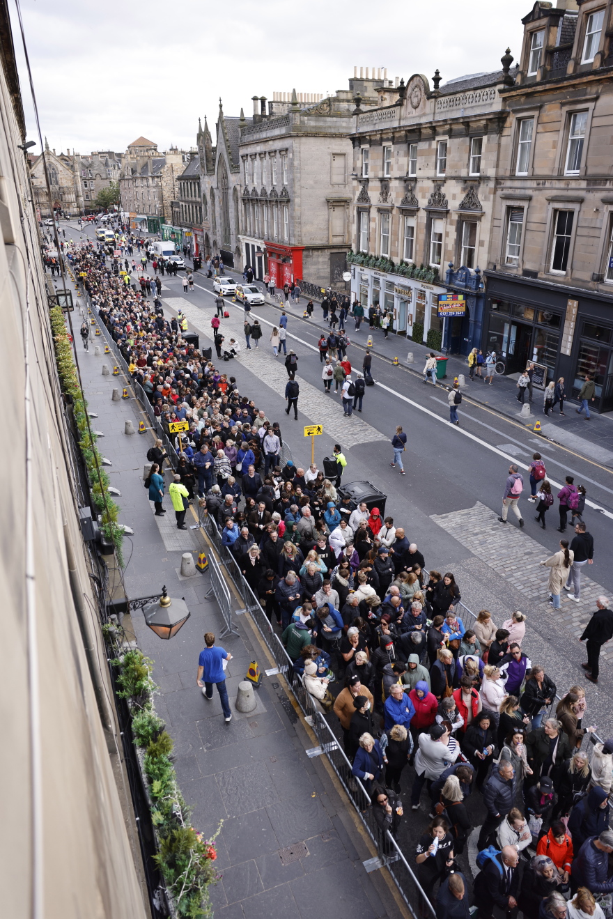 Ατελείωτες ουρές στο Εδιμβούργο - Χιλιάδες Βρετανοί περιμένουν υπομονετικά για να αποτίσουν φόρο τιμής στη βασίλισσα