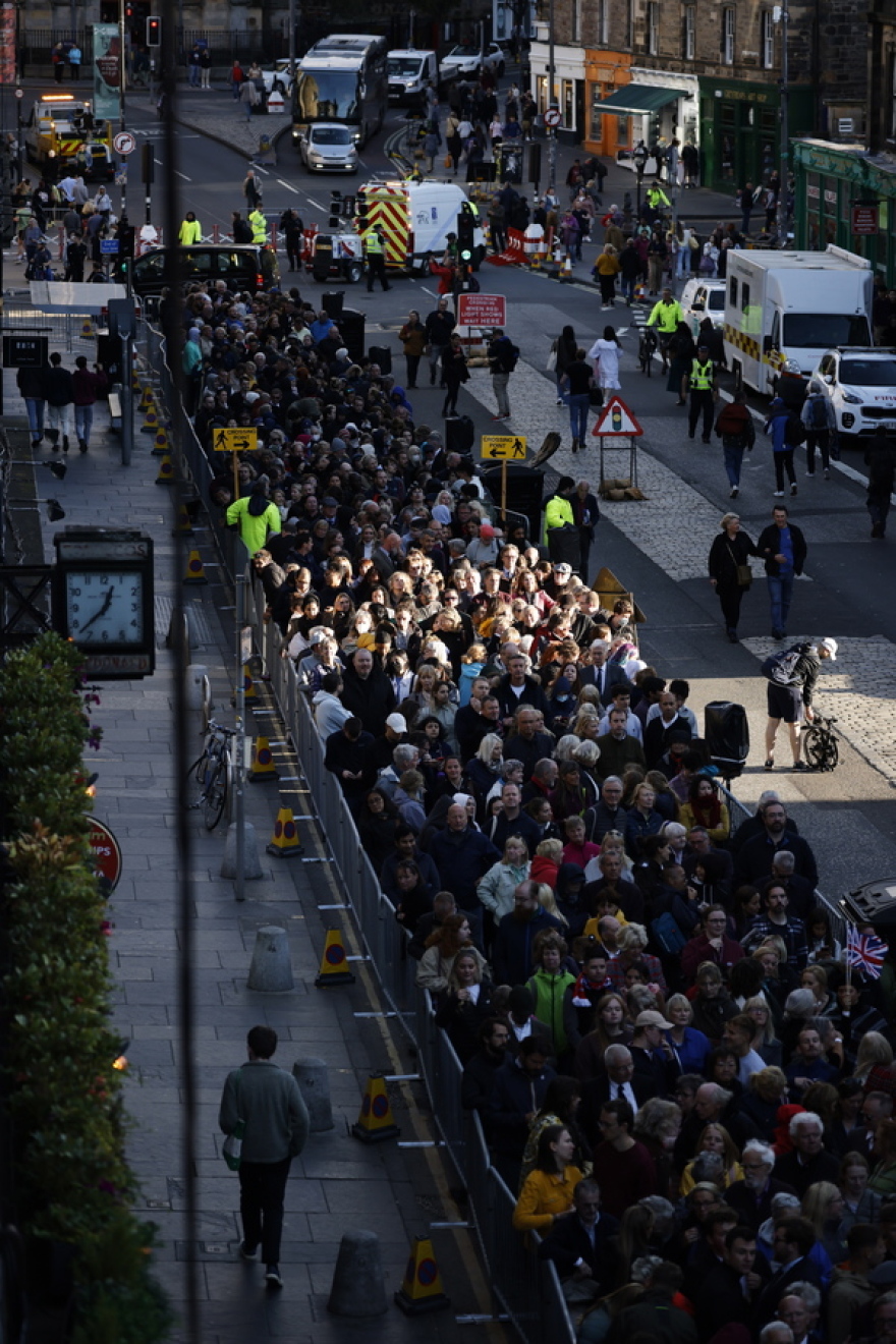Ατελείωτες ουρές στο Εδιμβούργο - Χιλιάδες Βρετανοί περιμένουν υπομονετικά για να αποτίσουν φόρο τιμής στη βασίλισσα