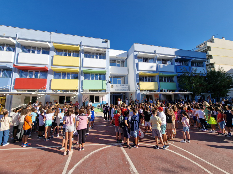 Σε δημοτικό της Δραπετσώνας ο Μητσοτάκης: «Καλή σχολική χρονιά χωρίς τις αγωνίες της πανδημίας»