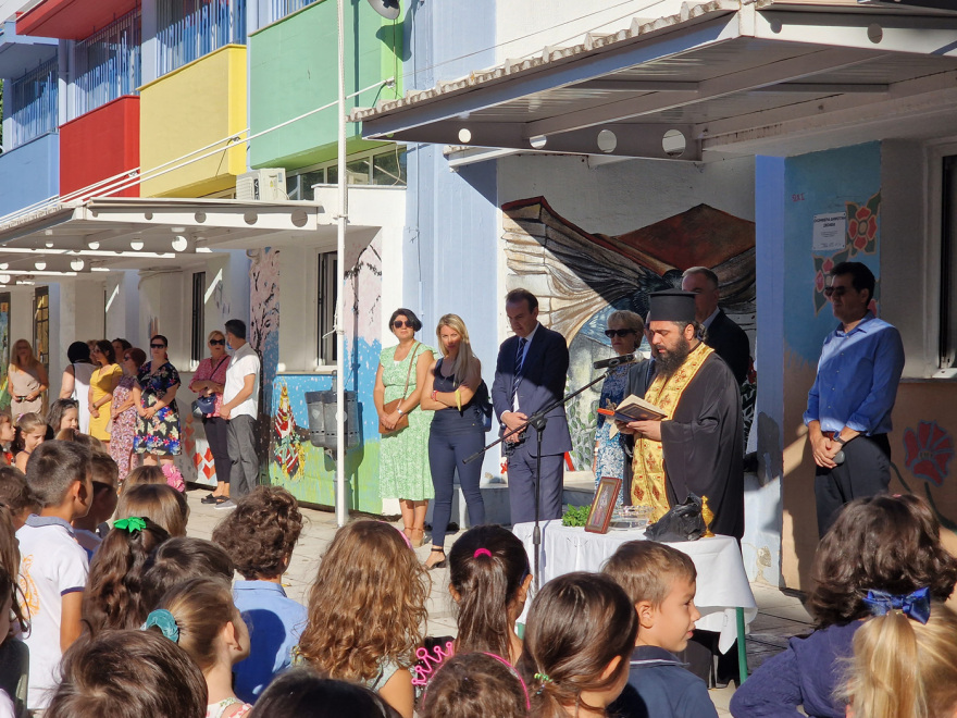 Σε δημοτικό της Δραπετσώνας ο Μητσοτάκης: «Καλή σχολική χρονιά χωρίς τις αγωνίες της πανδημίας»