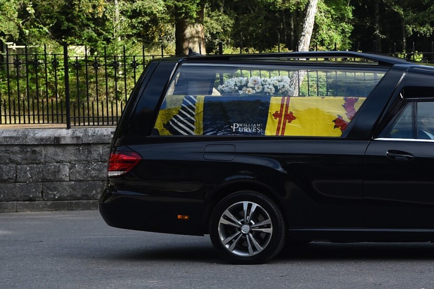 Βασίλισσα Ελισάβετ: Ξέχασαν διαφήμιση του γραφείου τελετών στο φέρετρο - Δείτε βίντεο