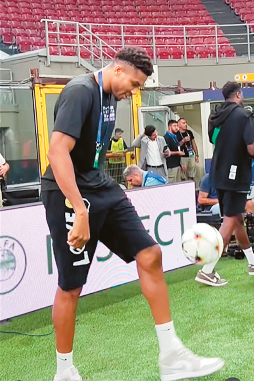 Γιάννης Αντετοκούνμπο: Έλληνας Θεός για τη FIBA - Tα μυστικά της παρέας που έγινε ομάδα με συνταγή Ιτούδη