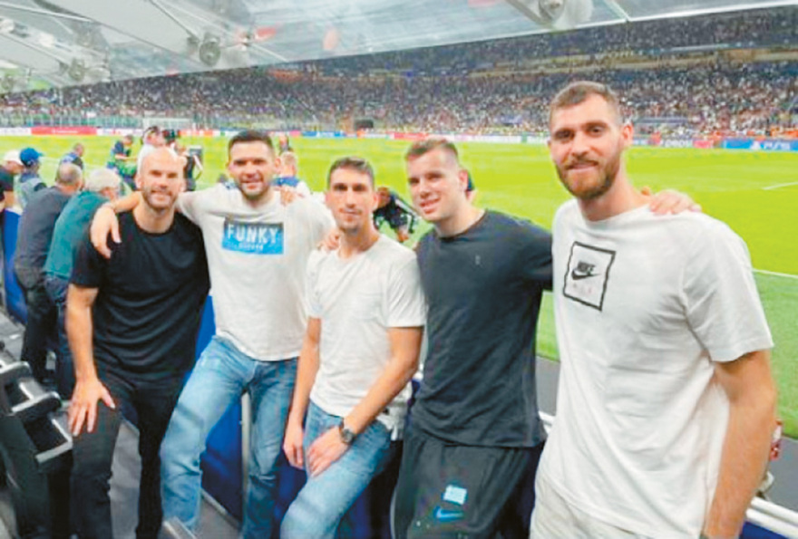 Γιάννης Αντετοκούνμπο: Έλληνας Θεός για τη FIBA - Tα μυστικά της παρέας που έγινε ομάδα με συνταγή Ιτούδη