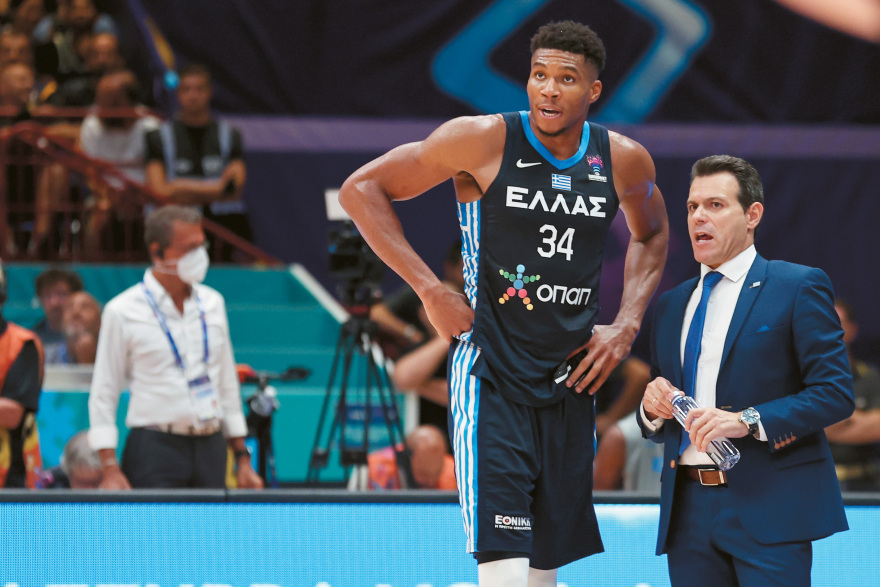 Γιάννης Αντετοκούνμπο: Έλληνας Θεός για τη FIBA - Tα μυστικά της παρέας που έγινε ομάδα με συνταγή Ιτούδη