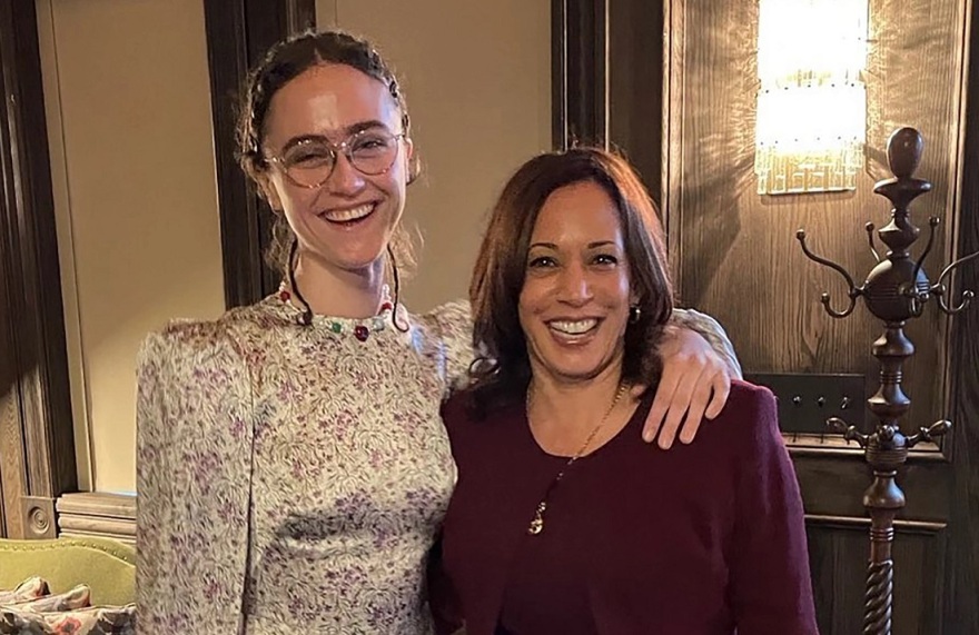 ΗΠΑ: Το «ατύχημα» στην πασαρέλα της θετής κόρης της Καμάλα Χάρις άφησε... σε κοινή θέα το στήθος της