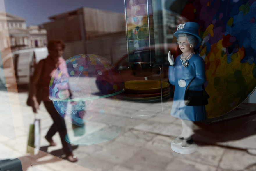 Βασίλισσα Ελισάβετ: Ξεπουλάνε οι μινιατούρες της σε κατάστημα στον Πειραιά μετά τον θάνατό της