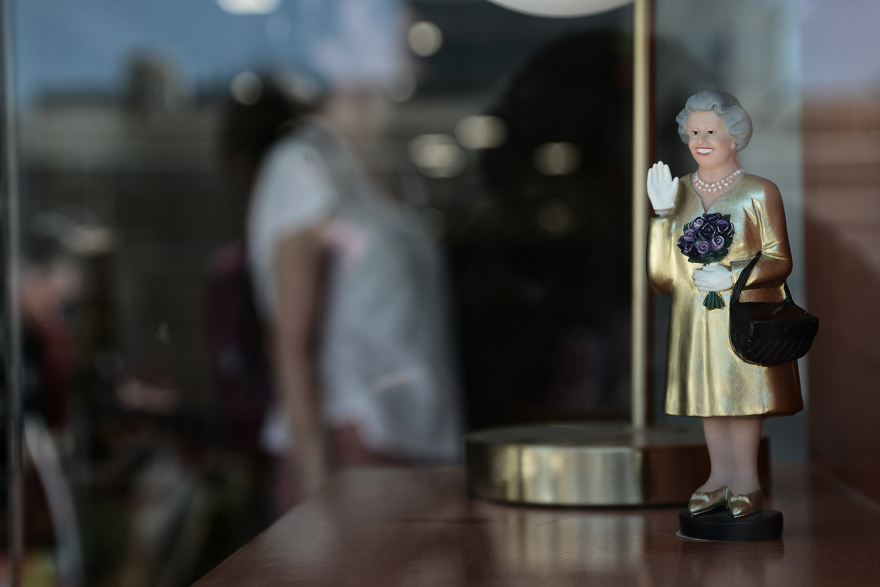Βασίλισσα Ελισάβετ: Ξεπουλάνε οι μινιατούρες της σε κατάστημα στον Πειραιά μετά τον θάνατό της