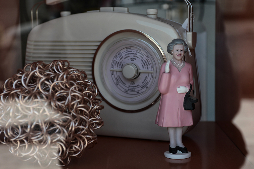 Βασίλισσα Ελισάβετ: Ξεπουλάνε οι μινιατούρες της σε κατάστημα στον Πειραιά μετά τον θάνατό της