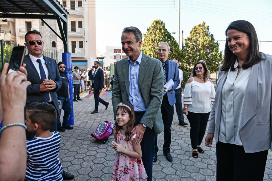 Σε δημοτικό της Δραπετσώνας ο Μητσοτάκης: «Καλή σχολική χρονιά χωρίς τις αγωνίες της πανδημίας»