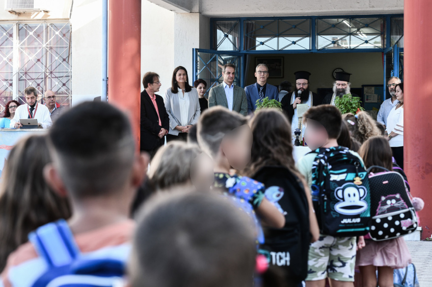 Σε δημοτικό της Δραπετσώνας ο Μητσοτάκης: «Καλή σχολική χρονιά χωρίς τις αγωνίες της πανδημίας»