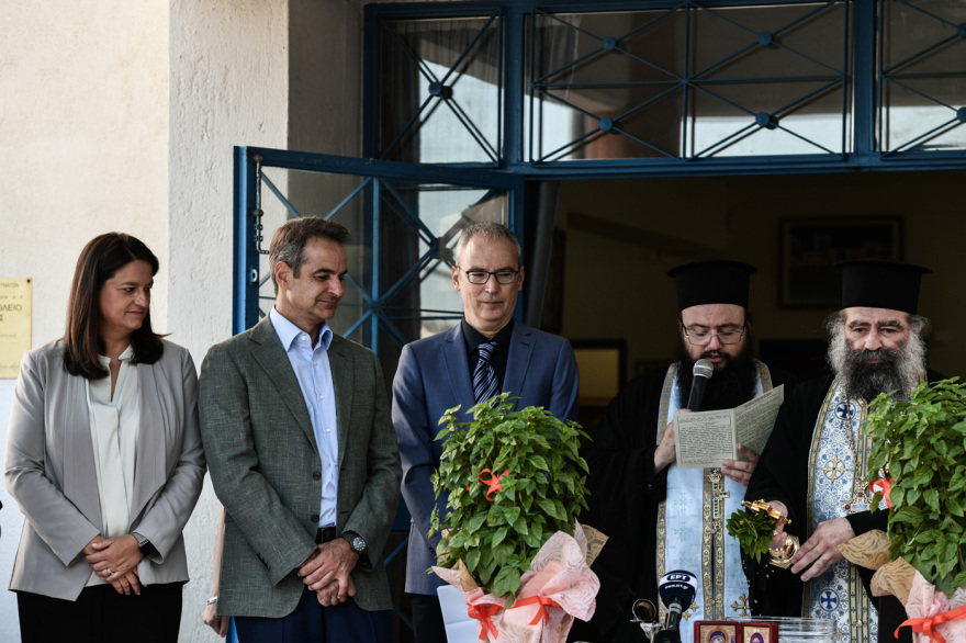 Σε δημοτικό της Δραπετσώνας ο Μητσοτάκης: «Καλή σχολική χρονιά χωρίς τις αγωνίες της πανδημίας»