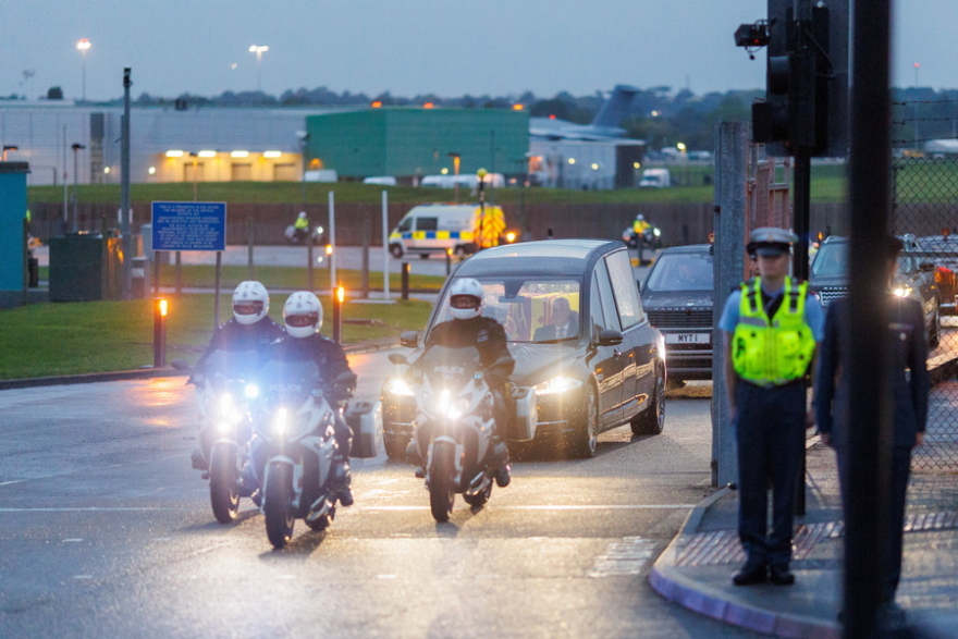 Βασίλισσα Ελισάβετ: Στο Μπάκιγχαμ η σορός της - Δείτε βίντεο