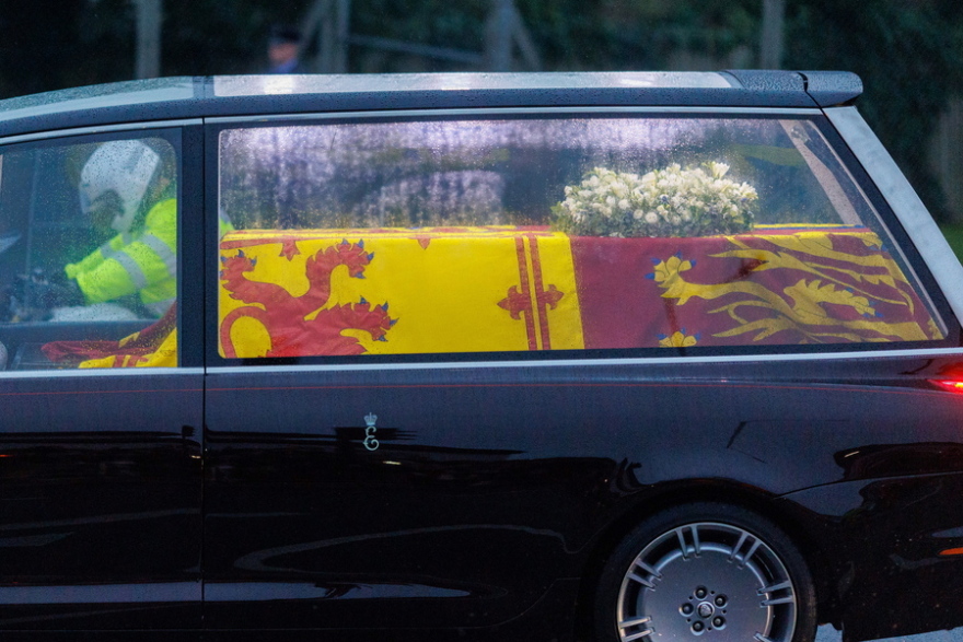 Βασίλισσα Ελισάβετ: Στο Μπάκιγχαμ η σορός της - Δείτε βίντεο