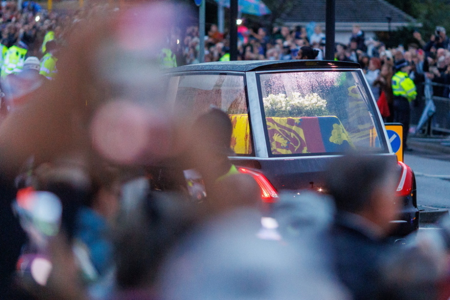 Βασίλισσα Ελισάβετ: Στο Μπάκιγχαμ η σορός της - Δείτε βίντεο