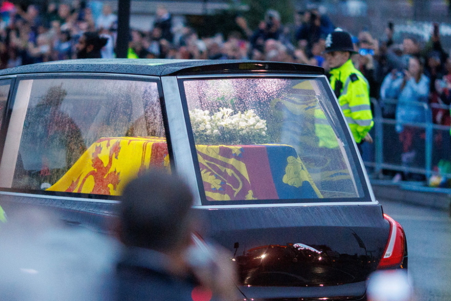 Βασίλισσα Ελισάβετ: Στο Μπάκιγχαμ η σορός της - Δείτε βίντεο